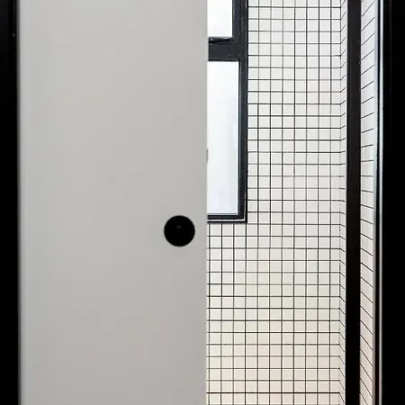 Отель The Snug Townhouse