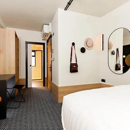 Отель The Snug Townhouse