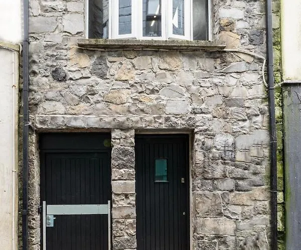 The Snug Townhouse