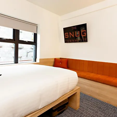 The Snug Townhouse فندق