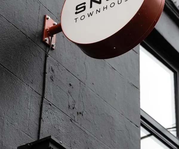 The Snug Townhouse فندق غالواي